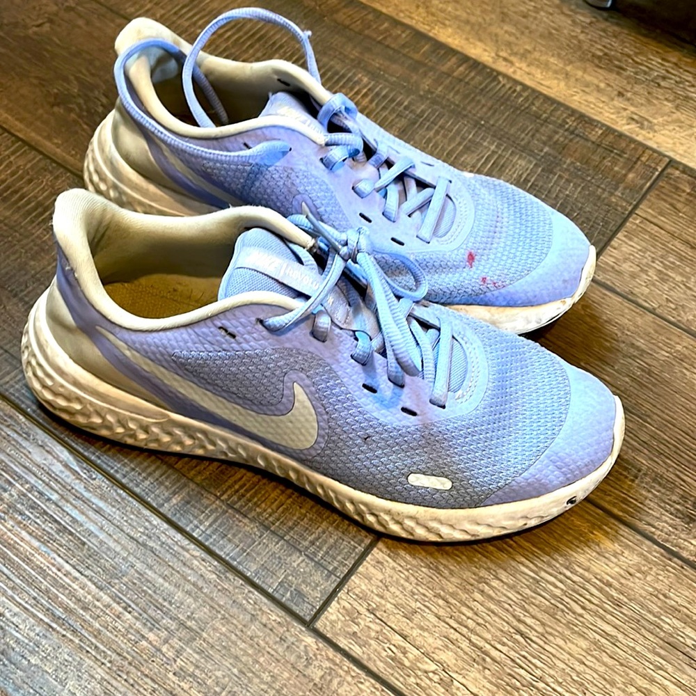 Nike girls size 6 play shoes